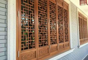 铝合金仿古门窗不如木质门窗吗